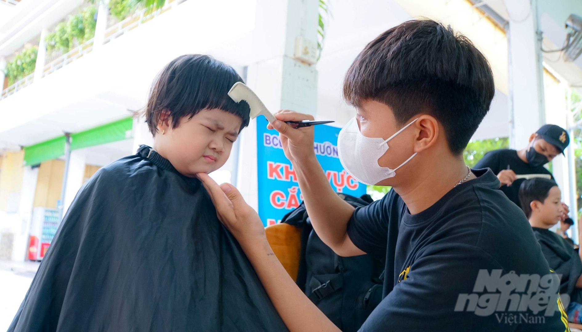 Nhiều trẻ được cắt tóc miễn phí tại ngày hội
