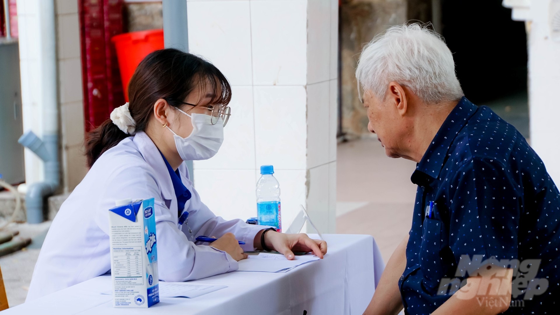 Ngoài khám cho 200 bé, các y bác sĩ còn khám và tư vấn sức khỏe cho các cụ cao niên trên địa bàn phường.