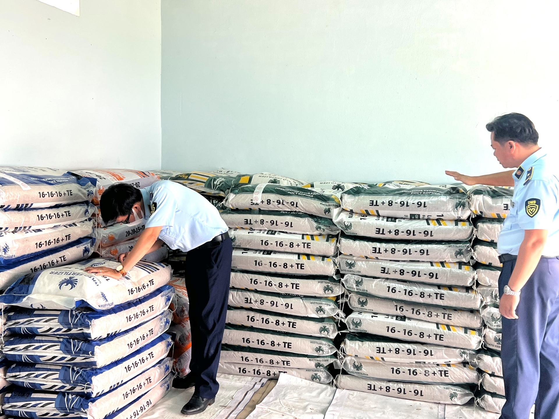 Tại địa bàn huyện Hàm Thuận Nam, Đội Quản lý thị trường số 2 đã kiểm tra 01 cơ sở, phát hiện tại cơ sở đang kinh doanh 160 bao phân bón hỗn hợp NK VPNA do Việt Nam sản xuất, có giá trị lên tới 130,68 triệu đồng nhưng ăn cắp mã số phân bón của một công ty phân bón uy tín khác.