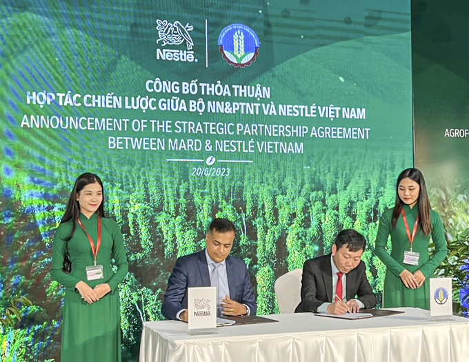 Ông Nguyễn Đỗ Anh Tuấn - Vụ trưởng Vụ Hợp tác Quốc tế, Bộ NN-PTNT (bên phải) và ông Binu Jacob, Tổng giám đốc Nestlé Việt Nam ký kết bản ghi nhớ hợp tác giữa Nestlé Việt Nam và Bộ NN-PTNT vào ngày 20/6.