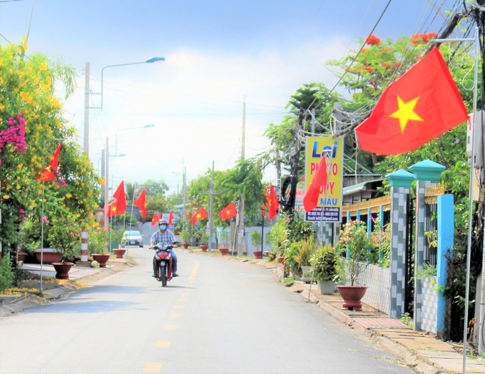 Đường sá sạch đẹp tại huyện Cần Đước. Ảnh: Minh Đảm.