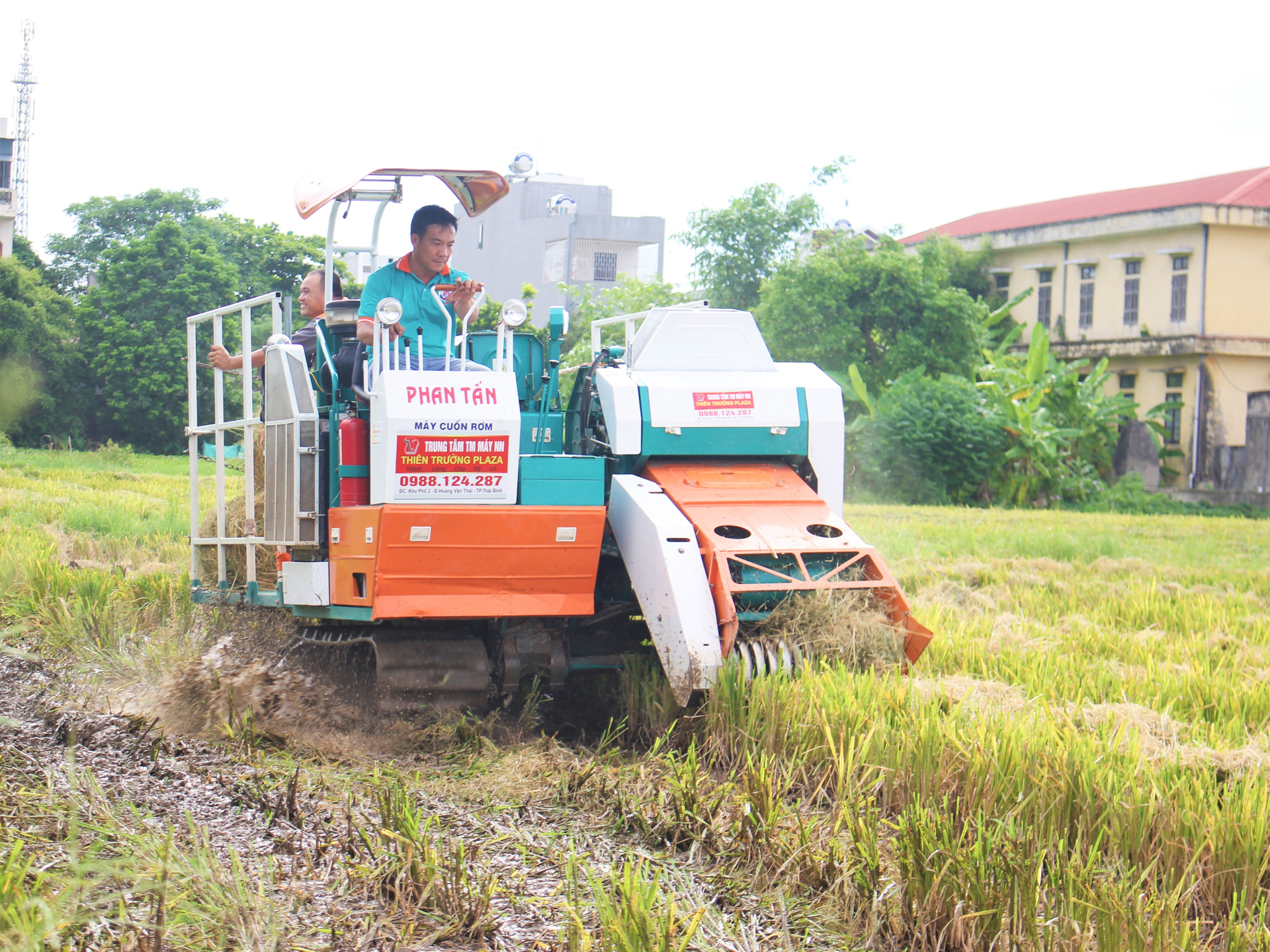 Việc ứng dụng máy cuộn rơm rạ giúp nông dân giải quyết được nhiều bài toán sau thu hoạch, gia tăng thu nhập. Ảnh: Trung Quân.