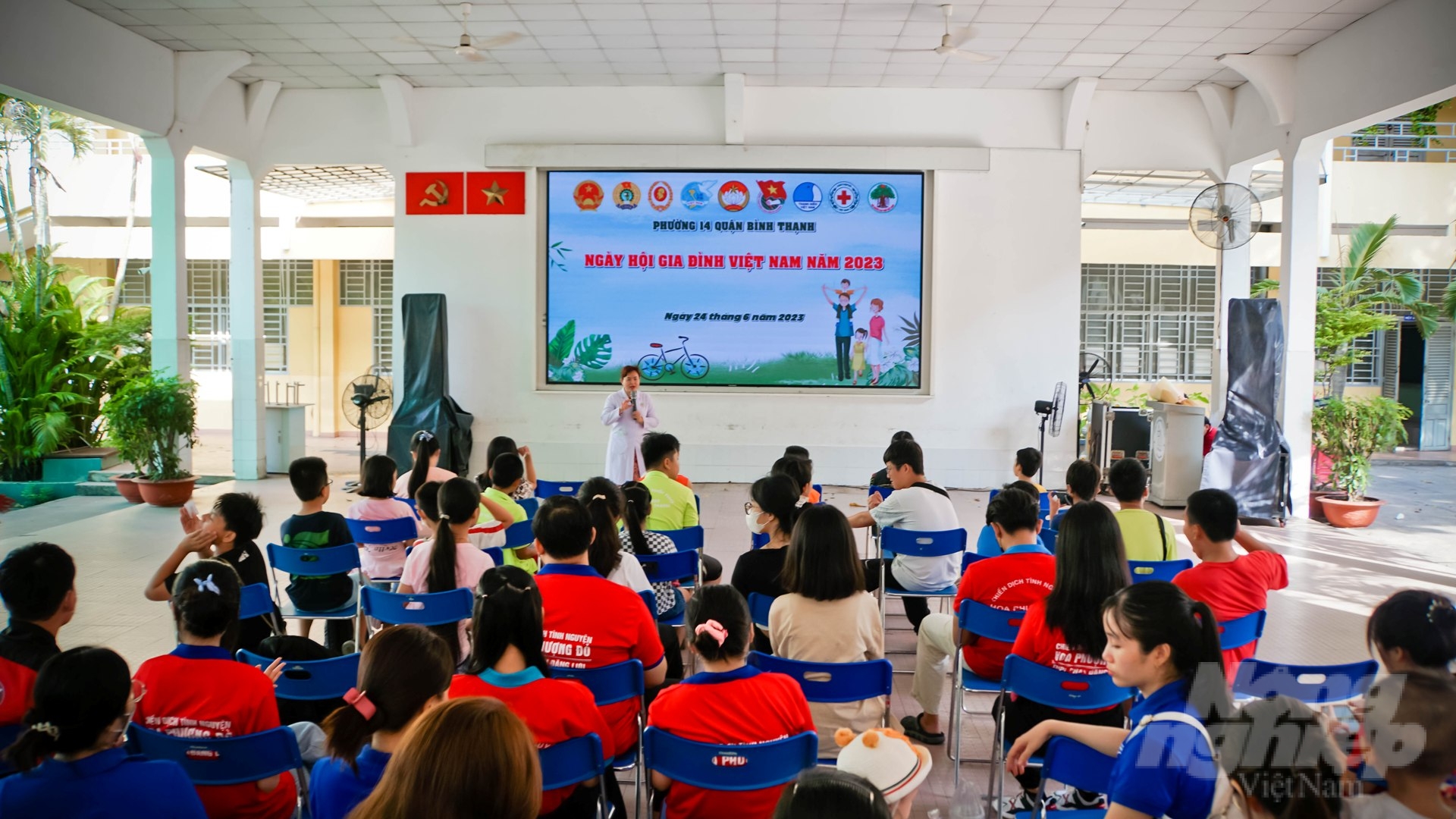 Bên cạnh những hoạt động vui chơi, mối quan tâm về vấn đề dinh dưỡng - sức khỏe được ban tổ chức chương trình đặc biệt quan tâm. Hoạt động được phường 14 phối hợp cùng khoa Dinh dưỡng - Bệnh viện Quận Bình Thạnh để khám, tư vấn dinh dưỡng cho các trẻ.