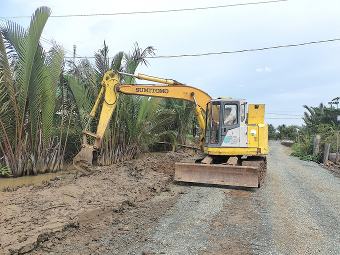 Nạo vét kênh mương tại xã Tân Chánh, huyện Cần Đước. Ảnh: Minh Đảm.