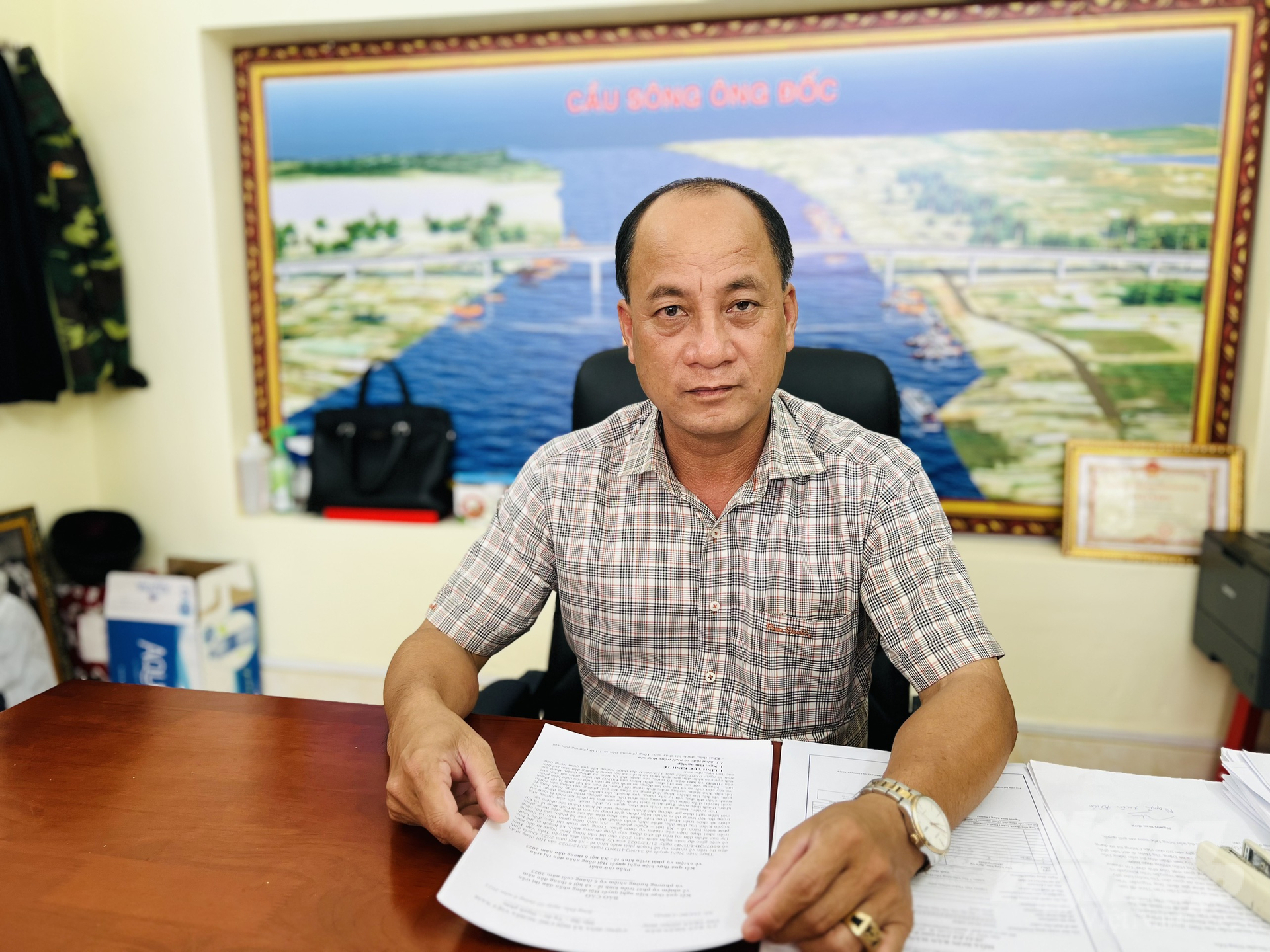 Ông Trần Quốc Lâm, Chủ tịch UBND thị trấn Sông Đốc chia sẻ với NNVN. Ảnh: Trọng Linh.