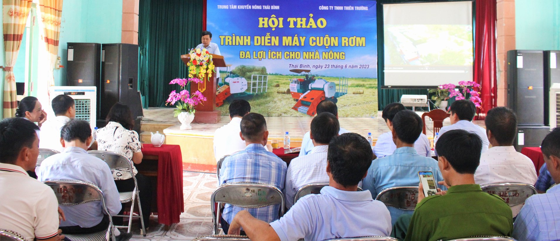 Hội thảo trình diễn máy cuộn rơm rạ đa lợi ích cho nhà nông có sự tham gia của đông đảo cơ quan quản lý nhà nước, doanh nghiệp, HTX, hộ sản xuất lúa. Ảnh: Trung Quân.