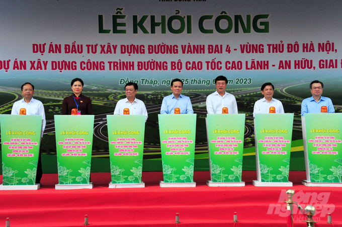 Phó Thủ tướng Chính phủ Trần Lưu Quang cùng lãnh đạo Trung ương và địa phương thực hiện nghi thức khởi công cao tốc Cao Lãnh - An Hữu, giai đoạn 1. Ảnh: Lê Hoàng Vũ.