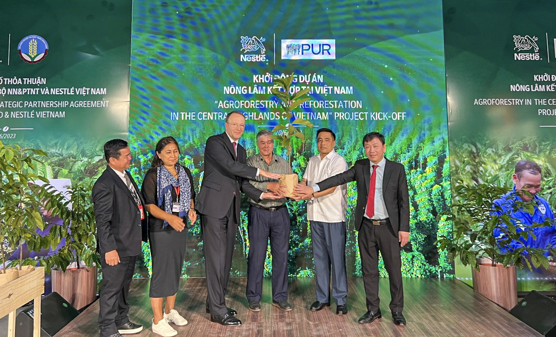 Mr. Mark Schneider, CEO of Nestlé Global (3rd from the left), kicks off the Agroforestry and Reforestation in the Central Highlands of Vietnam.