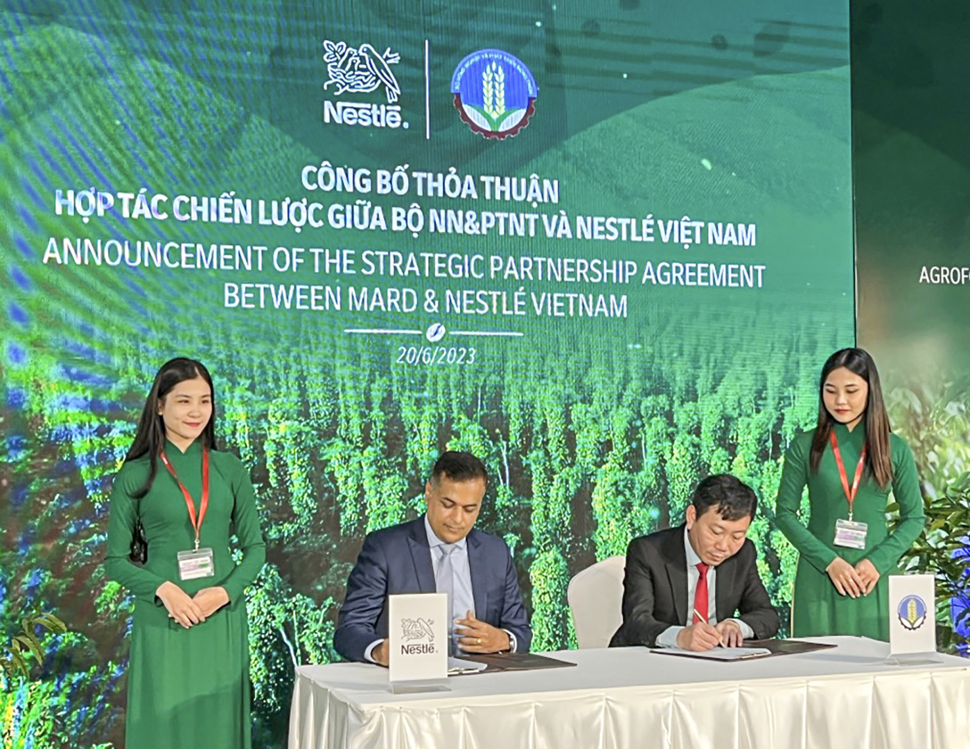 Mr. Nguyen Do Anh Tuan, Director General of the International Cooperation Department - MARD (right) and Mr. Binu Jacob, General Director of Nestlé Vietnam (left) signed a Memorandum of Cooperation between Nestlé Vietnam and the Ministry of Agriculture and Rural Development.