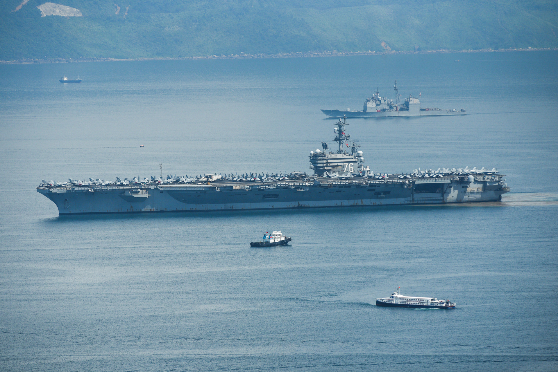 Tàu sân bay USS Ronald Reagan (CVN-76) và tuần dương hạm USS Antietam (CG 54) (phía xa) di chuyển vào vịnh Đà Nẵng sáng 25/6. Ảnh: Tùng Đinh.