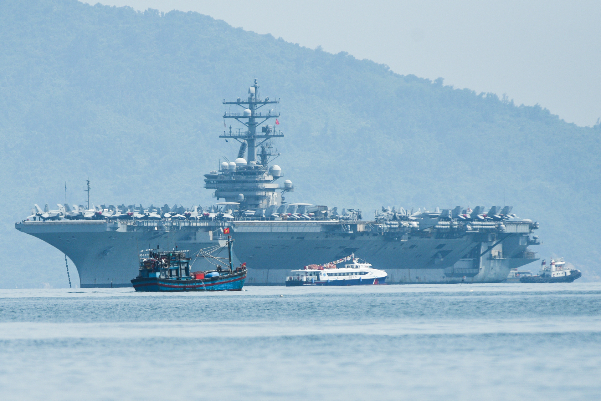 Tàu sân bay USS Ronald Reagan (CVN-76) neo trong cảng Tiên Sa, cách bờ khoảng hơn 1 hải lý. Ảnh: Tùng Đinh.