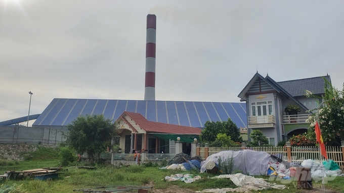 Các hộ dân thôn Tân Tiến (xã Thái Đô, huyện Thái Thuỵ) gửi đơn kiến nghị về tình trạng ô nhiễm bụi than, rung lắc gây vỡ cửa kính từ khi Nhiệt điện Thái Bình 2 vận hành. Ảnh: Thái Bình.