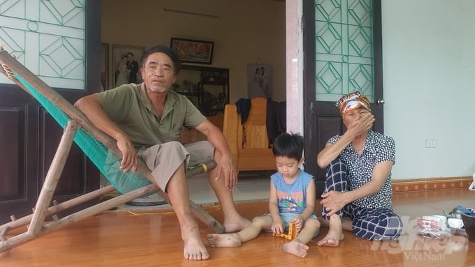 Gia đình ông Nguyễn Văn Ngọ - hộ dân liền kề với Nhà máy Nhiệt điện Thái Bình 2 phản ánh rung lắc cửa do tiếng ồn. Ảnh: Thái Bình.