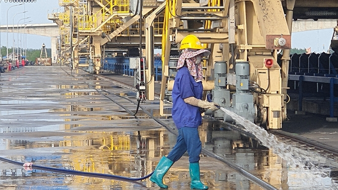 Hằng ngày, nhà máy Nhiệt điện Thái Bình 2 phải duy trì đội công nhân làm nhiệm vụ quét than bụi rơi vãi, phun nước tại cầu cảng để hạn chế bụi than phát tán vào dân cư.