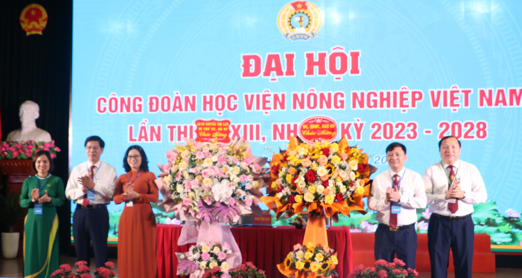 Ban Giám đốc Học viện tặng hoa mừng Đại hội. Ảnh: HVNN.