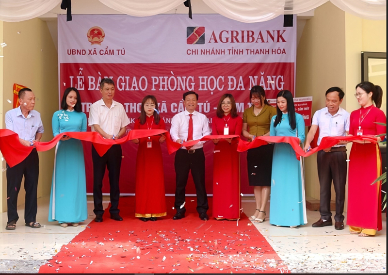 Lễ khánh thành công trình 4 phòng học đa năng cho Trường THCS Cẩm Tú (Cẩm Thủy, Thanh Hóa) được Agribank hỗ trợ 2,4 tỷ đồng.