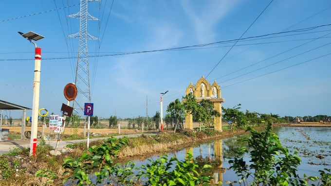 Tuyến đường thắp sáng vùng quê mang đậm văn hóa đồng bào dân tộc Khmer ở xã Phú Mỹ, huyện Mỹ Tú. Ảnh: Kim Anh.