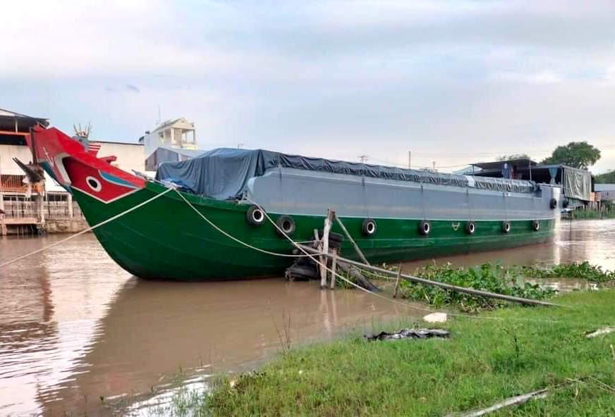 A boat carrying rice in the Mekong Delta. Photo: Son Trang.