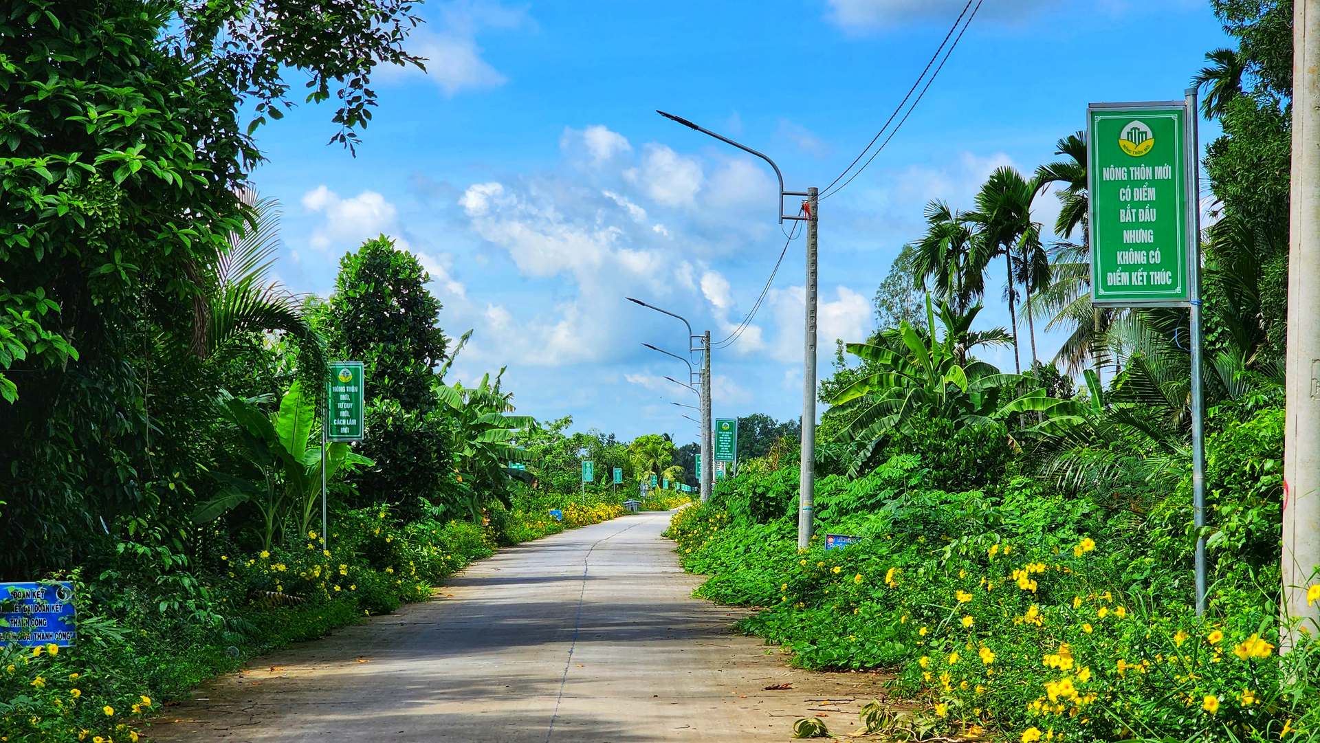 Cảnh quan nông thôn xã Thạnh Xuân được đầu tư khang trang, thông thoáng, chuẩn bị tiến đến xã NTM kiểu mẫu trong năm nay. Ảnh: Kim Anh.