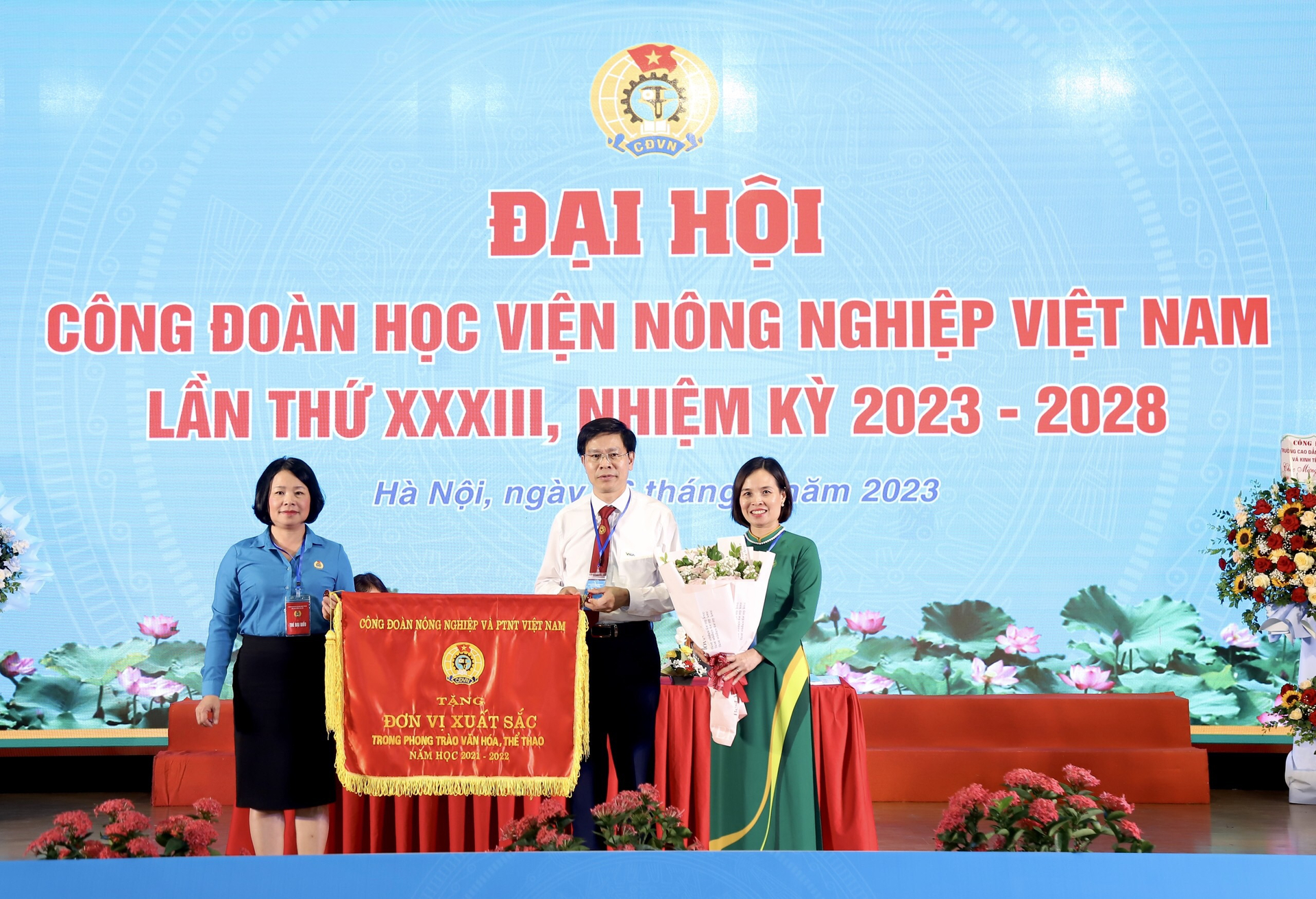 Công đoàn Học viện Nông nghiệp Việt Nam nhận cờ thi đua của Công đoàn NN-PTNT. Ảnh: HVNN.