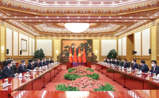 Thủ tướng Lý Cường dẫn đầu Đoàn đại biểu cấp cao Trung Quốc và Thủ tướng Phạm Minh Chính dẫn đầu Đoàn đại biểu cấp cao Việt Nam tiến hành hội đàm ngày 26/3. Ảnh: VGP/Nhật Bắc.
