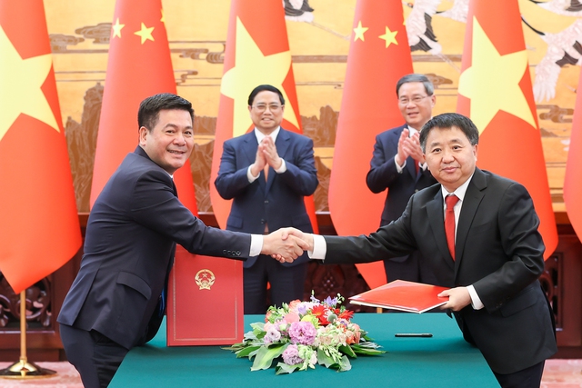 Hai Thủ tướng chứng kiến lễ ký và trao Bản ghi nhớ giữa Bộ Công Thương Việt Nam và Tổng cục Quản lý giám sát thị trường Trung Quốc. Ảnh: VGP/Nhật Bắc.