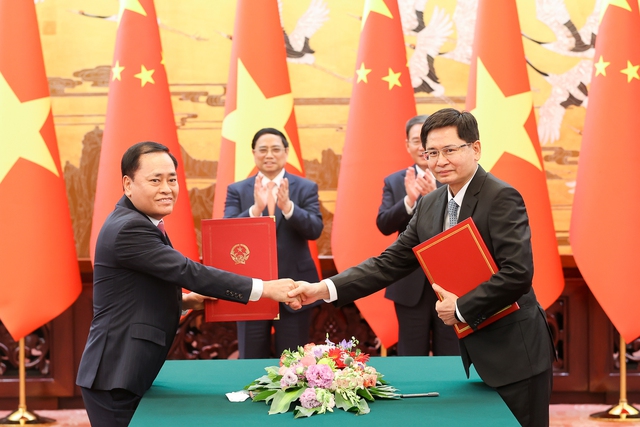 Hai Thủ tướng chứng kiến lễ ký và trao Thoả thuận khung về cùng thúc đẩy xây dựng cửa khẩu thông minh giữa UBND tỉnh Lạng Sơn, Việt Nam và Chính quyền Khu tự trị dân tộc Choang, Quảng Tây, Trung Quốc. Ảnh: VGP/Nhật Bắc.