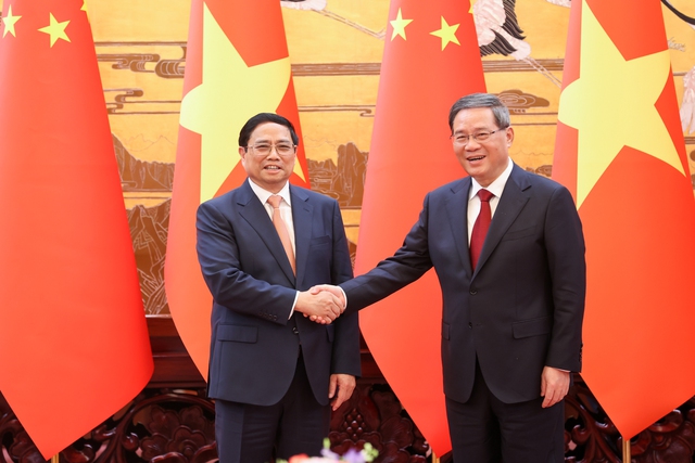 Thủ tướng Lý Cường (bên phải) nhấn mạnh Trung Quốc luôn coi Việt Nam là hướng ưu tiên trong tổng thể chính sách ngoại giao láng giềng. Ảnh: VGP/Nhật Bắc.