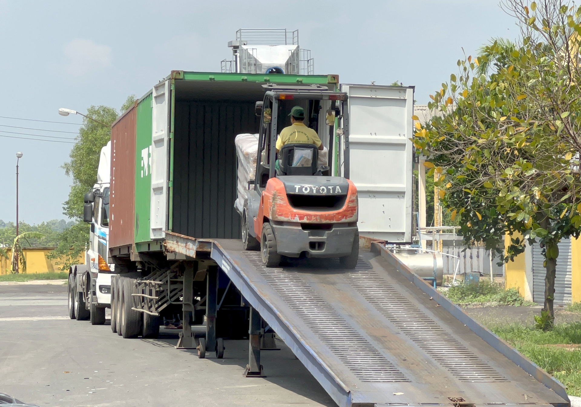 Loading rubber to the transport for selling at Phu Rieng Rubber One Member Limited Liability Company, Binh Phuoc. Photo: Son Trang.