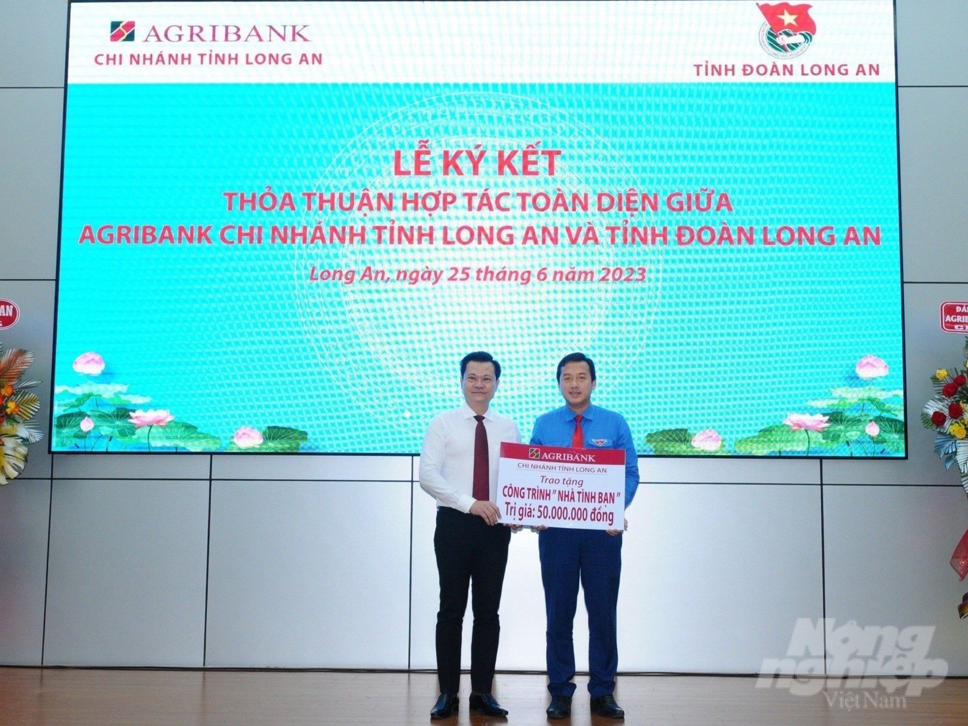 Ngân hàng Agribank chi nhánh tỉnh Long An trao bảng tượng trưng xây dựng công trình nhà tình bạn. Ảnh: Nhật Minh.