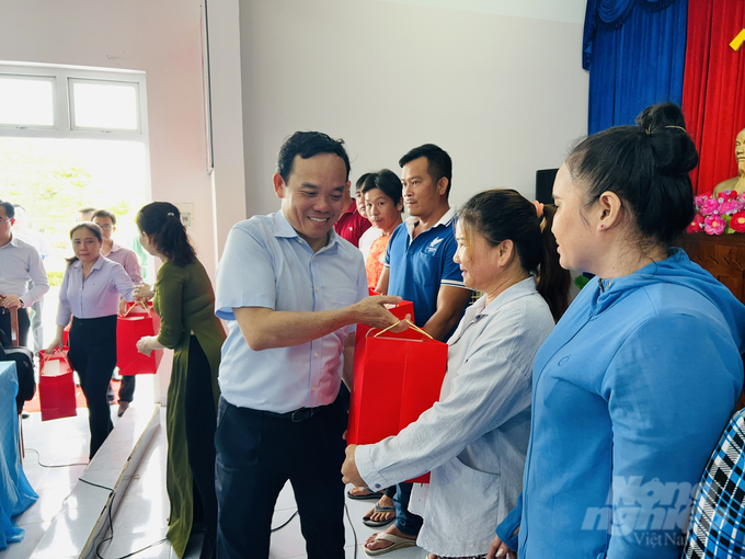 Nhân dịp này, Phó Thủ tướng Trần Lưu Quang thăm hỏi và tặng quà cho các ngư dân trên địa bàn Trần Văn Thời. Ảnh: Trọng Linh.