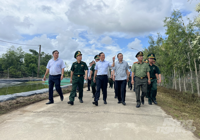 Đoàn công tác của Phó Thủ tướng Trần Lưu Quang thăm Hải đội 2. Ảnh: Trọng Linh.