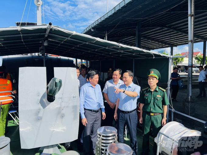 Phó Thủ tướng Trần Lưu Quang và lãnh đạo UBND tỉnh Cà Mau kiểm tra tại cảng cá Sông Đốc. Ảnh: Trọng Linh.