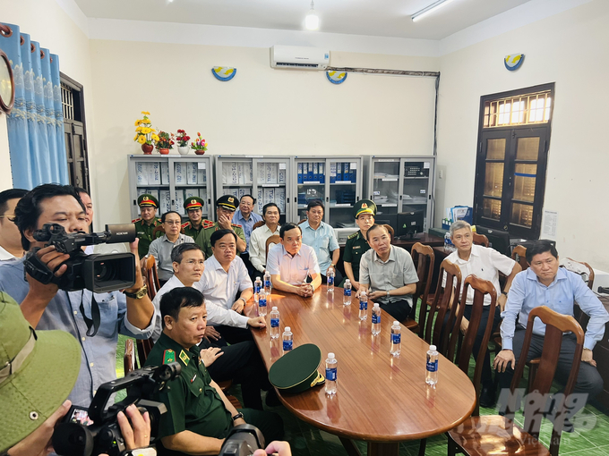 Phó Thủ tướng Chính phủ Trần Lưu Quang kiểm tra tình hình chống khai thác thủy sản bất hợp pháp, không báo cáo và không theo quy định (IUU) tại cảng cá Sông Đốc. Ảnh: Trọng Linh.