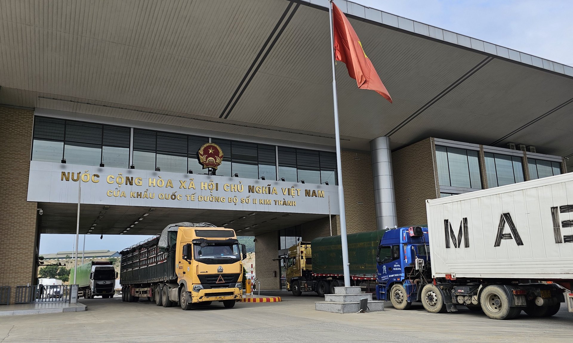 Những chuyến xe chở vải thiều từ Bắc Giang được xuất khẩu sang Trung Quốc qua cửa khẩu Kim Thành (Lào Cai). Ảnh: Hải Đăng.