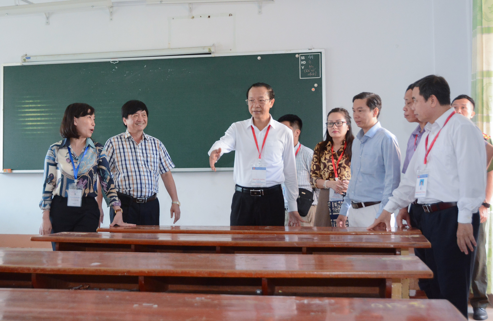 Thứ trưởng Phạm Ngọc Thưởng kiểm tra tại Điểm thi Trường THPT Trấn Biên, tỉnh Đồng Nai. 