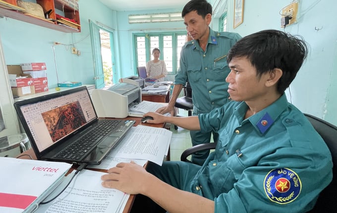Lực lượng bảo vệ rừng của Ban Quản lý rừng phòng hộ Lê Hồng Phong cập nhập thông tin trên phần mềm để kiểm tra thông tin cảnh báo mất rừng. Ảnh: Kim Sơ.