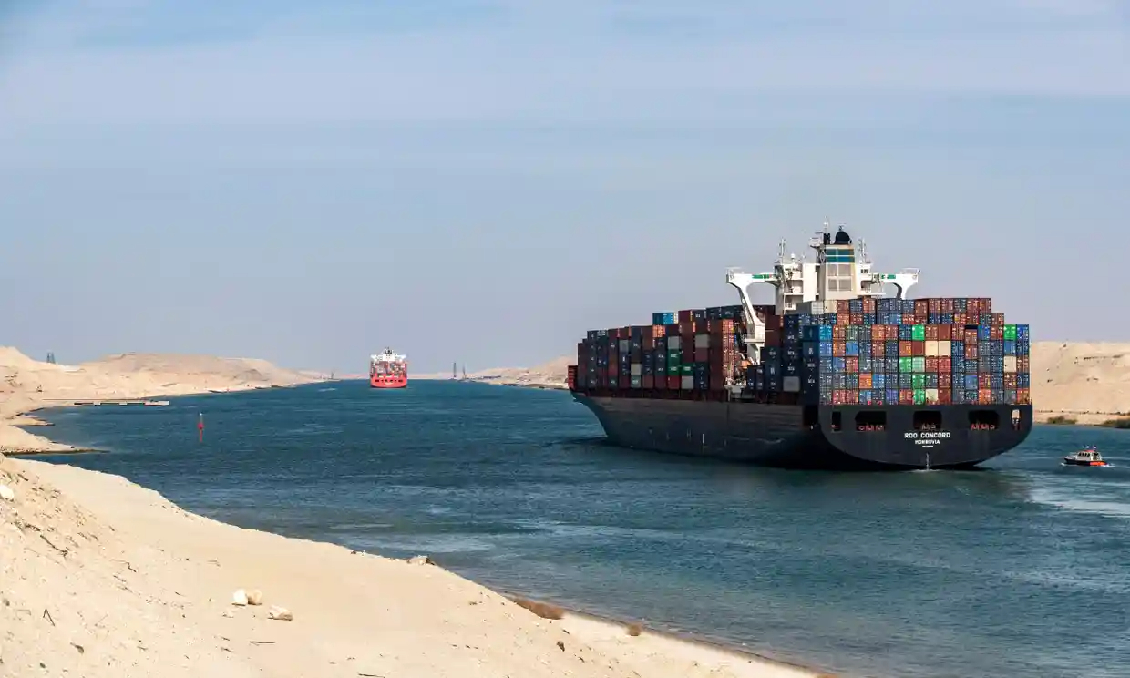 Một chiếc tàu vận chuyển bằng nhiên liệu dầu diesel đang di chuyển qua kênh đào Suez, Ai Cập. Ảnh: AFP.