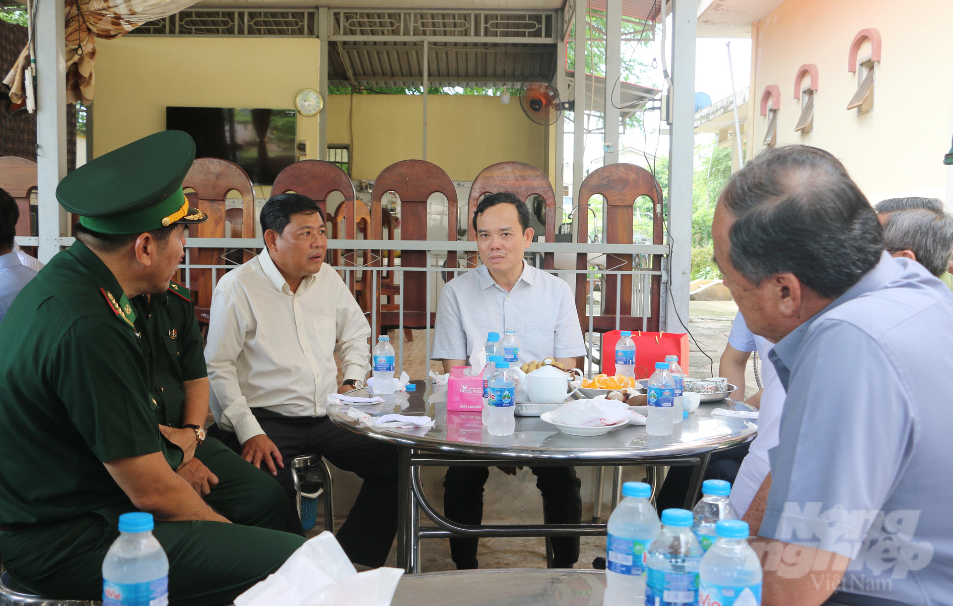 Phó Thủ tướng Trần Lưu Quang kiểm tra công tác chống buôn lậu tại An Giang. Ảnh: Lê Hoàng Vũ.