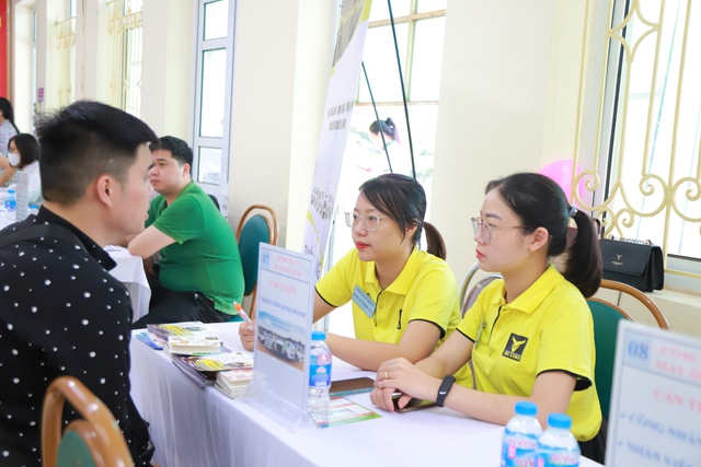 Người lao động tham gia tuyển dụng tại Phiên giao dịch việc làm do Trung tâm Dịch vụ việc làm Hà Nội tổ chức.