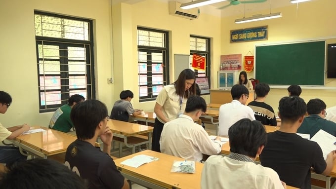 Năm nay tại điểm thi trường THPT Phan Huy Chú, nhà trường đã chuẩn bị đầy đủ cơ sở vật chất, điểm để đồ cho thí sinh cũng như phổ biến quy chế cho cán bộ giám thị, phục vụ thi tại điểm thi theo đúng quy định của Bộ Giáo dục và Đào tạo. Ảnh: Hùng Khang.