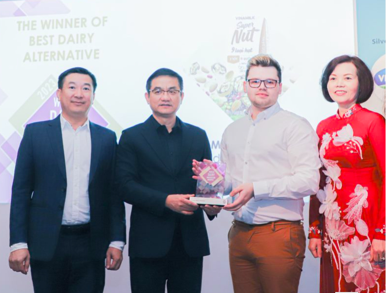 Đại diện Ban tổ chức Giải thưởng The World Dairy Innovation Awards 2023 chúc mừng Vinamilk với giải thưởng dành cho sản phẩm Super Nut từ 9 loại hạt. Ảnh: Đức Trung.