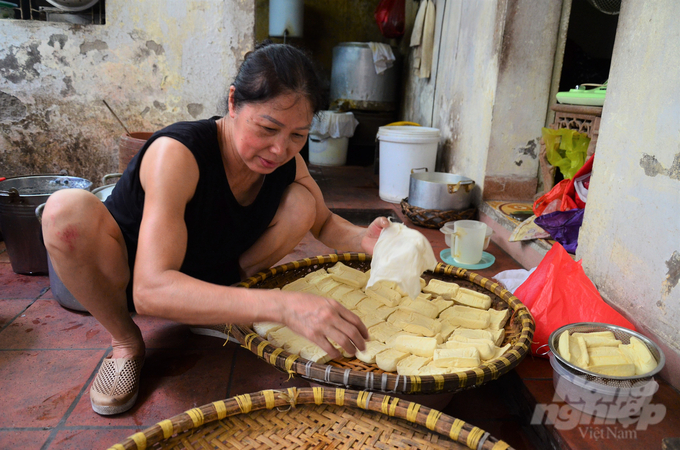 Producing Mo tofu at Ms. Hong's workshop. Photo: Duong Dinh Tuong.