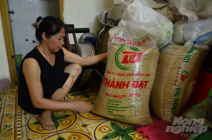 Imported soybeans used to make tofu at Ms. Hong's workshop. Photo: Duong Dinh Tuong.