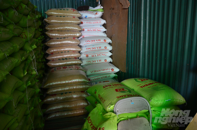 A corner of soybean storage at the southern wholesale market. Photo: Duong Dinh Tuong.