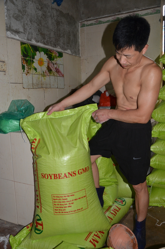 Soybean packages with the word 'GMO' but not captioned in Vietnamese are against the law. Photo: Duong Dinh Tuong.