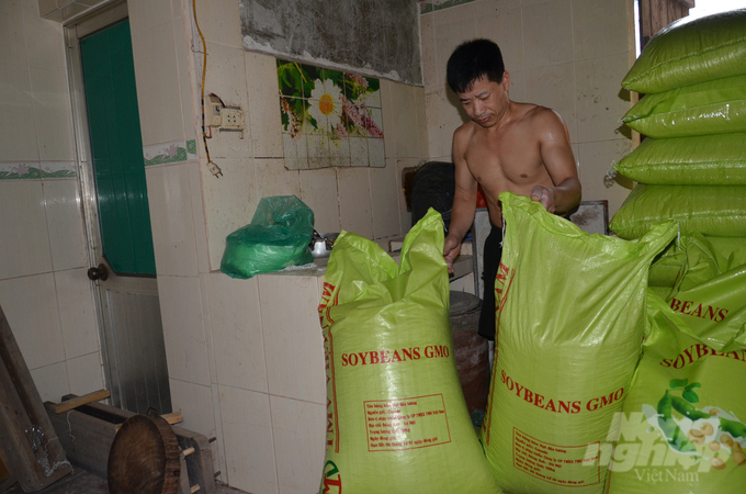 The bean packs in the warehouse of Phan Van Hong have the word 'GMO' on them but do not give Vietnamese explanations as per regulations. Photo: Duong Dinh Tuong.