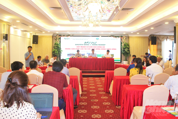 At the forum, many delegates raised opinions on difficulties, obstacles, and proposed solutions to promote the application of mechanization in agricultural production in the Red River Delta provinces. Photo: Trung Quan.