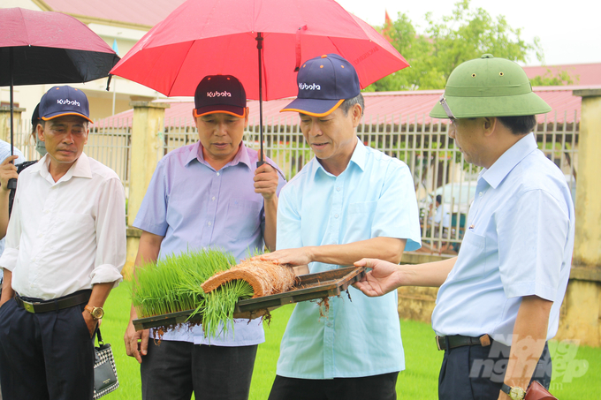 Delegates visited the model of the Tien Tai service team for tray seedlings production, and transplanting machine in Thanh Nguyen commune, Thanh Liem district, Ha Nam. Photo: Trung Quan.
