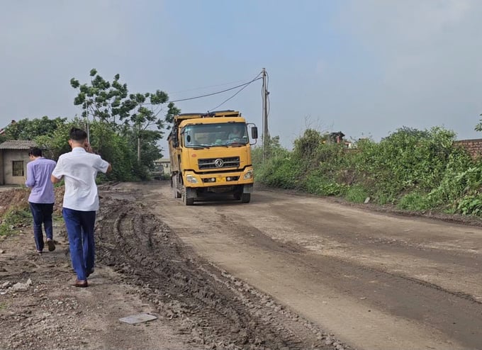 Xe tải hoạt động ngay trước mặt Phó Chủ tịch UBND và cán bộ địa chính, xây dựng phường Bến Gót. Ảnh: PV.